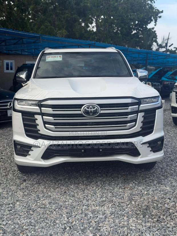 Toyota Land Cruiser LC300 2025 White
