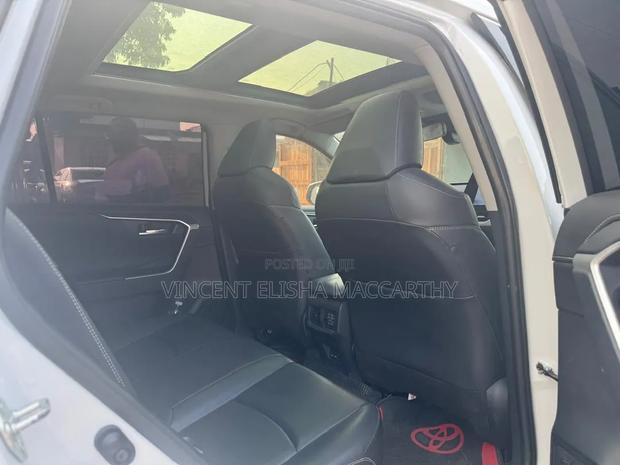Toyota RAV4 XLE Premium 2025 White