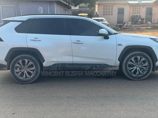 Toyota RAV4 XLE Premium 2025 White