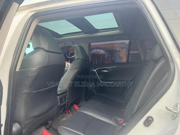 Toyota RAV4 XLE Premium 2025 White