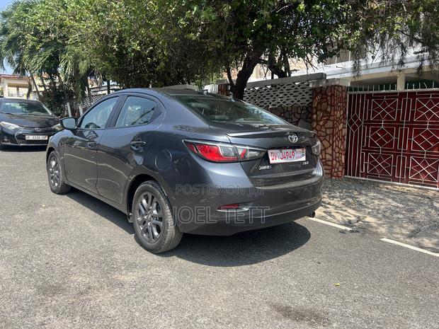 Toyota Yaris XLE Sedan 4dr 2019 Gray