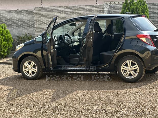 Toyota Vitz 1.3 FWD 5dr 2014 Black