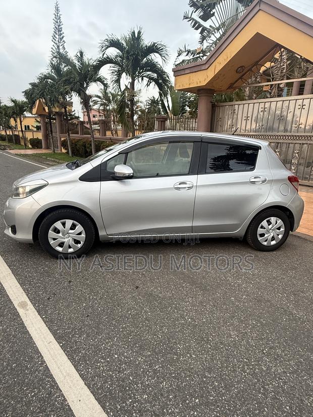 Toyota Vitz 1.3 FWD 5dr 2013 Silver