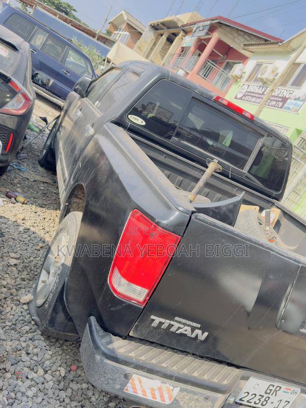Nissan Titan 2010 Black