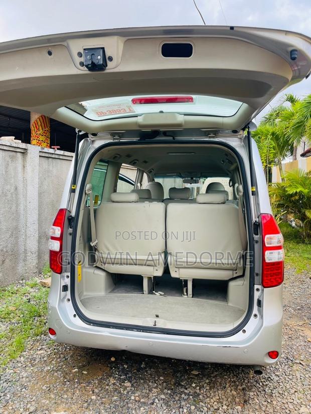 Toyota Noah 2.0 143hp AWD (8 Seater) 2010 Gray