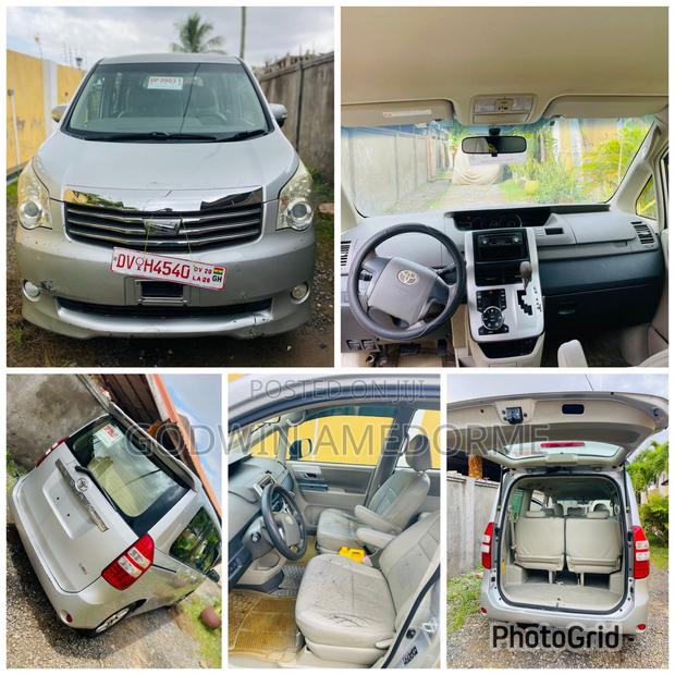 Toyota Noah 2.0 143hp AWD (8 Seater) 2010 Gray