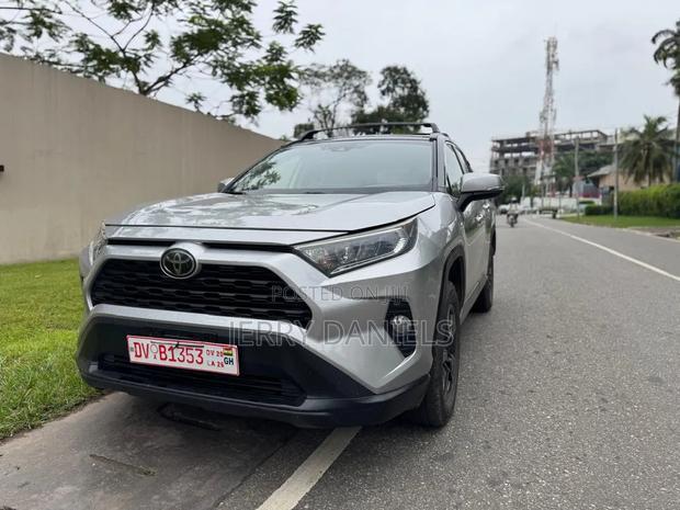 Toyota RAV4 XLE AWD 2019 Silver