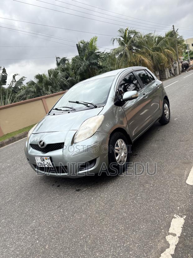 Toyota Vitz 1.3 AWD 3dr 2010 Gray