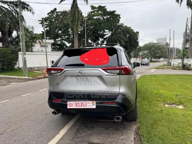 Toyota RAV4 XLE AWD 2019 Silver