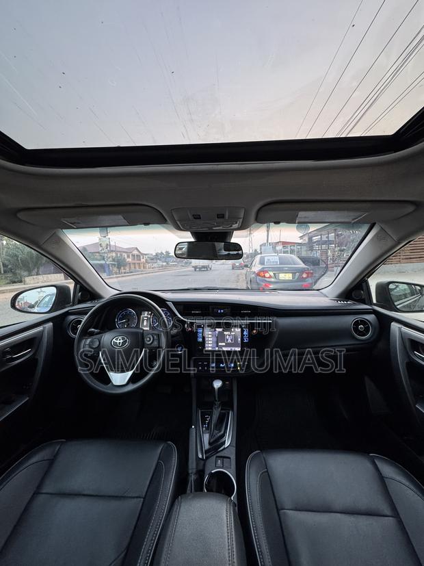Toyota Corolla XLE 4dr Sedan (1.8L 4cyl CVT) 2017 Gray