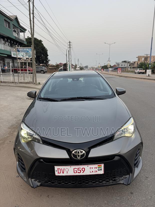 Toyota Corolla XLE 4dr Sedan (1.8L 4cyl CVT) 2017 Gray