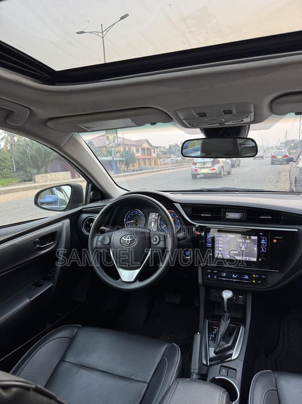 Toyota Corolla XLE 4dr Sedan (1.8L 4cyl CVT) 2017 Gray