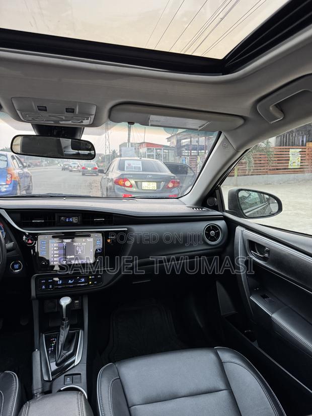 Toyota Corolla XLE 4dr Sedan (1.8L 4cyl CVT) 2017 Gray