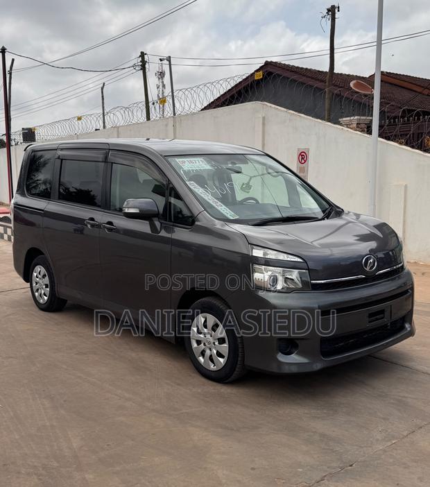 Toyota Voxy X 2WD 8-Seater 2013 Gray