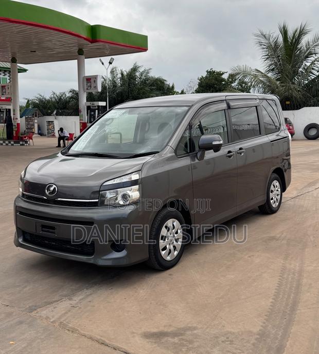 Toyota Voxy X 2WD 8-Seater 2013 Gray