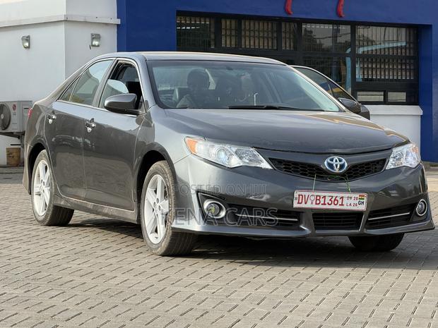 Toyota Camry SE 4dr Sedan (2.5L 4cyl 6A) 2014 Gray