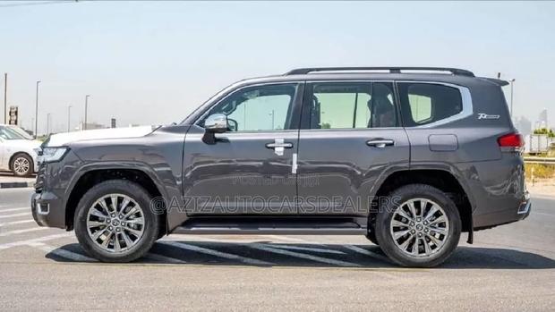 New Toyota Land Cruiser LC300 2025 Gray