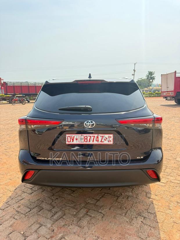 Toyota Highlander XLE AWD 2023 Blue