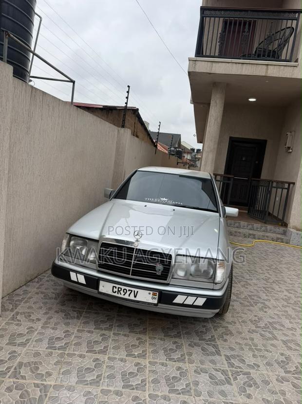 Mercedes-Benz 200E 1989 Silver