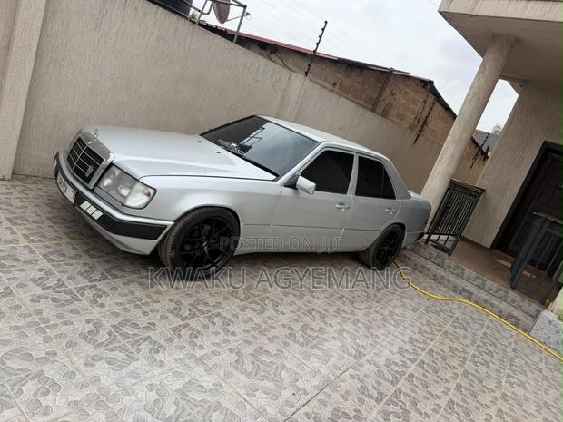Mercedes-Benz 200E 1989 Silver