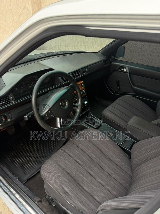 Mercedes-Benz 200E 1989 Silver