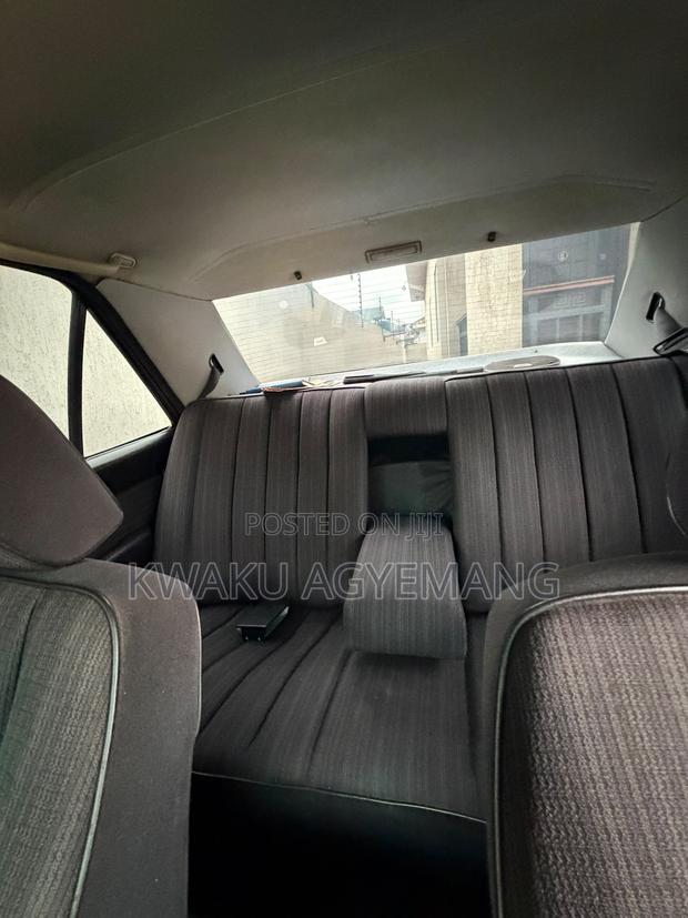 Mercedes-Benz 200E 1989 Silver