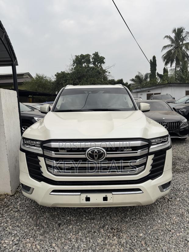 Toyota Land Cruiser LC300 2022 Off white