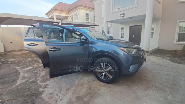 Toyota RAV4 XLE AWD (2.5L 4cyl 6A) 2017 Gray