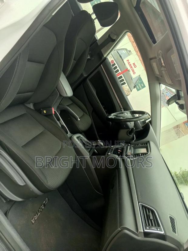 Hyundai Elantra 2018 White