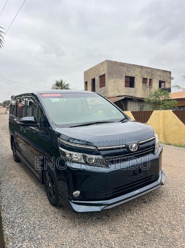 Toyota Voxy V 4WD 8-Seater 2015 Blue