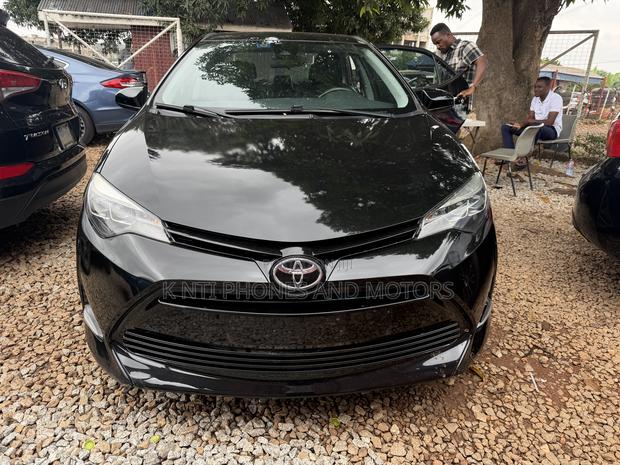 Toyota Corolla XLE (1.8L 4cyl 2A) 2019 Black