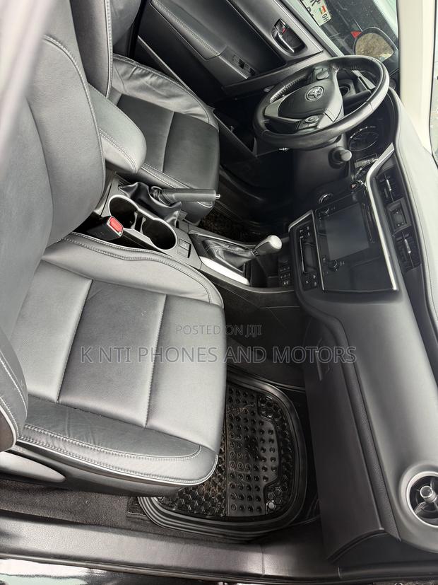 Toyota Corolla XLE (1.8L 4cyl 2A) 2019 Black