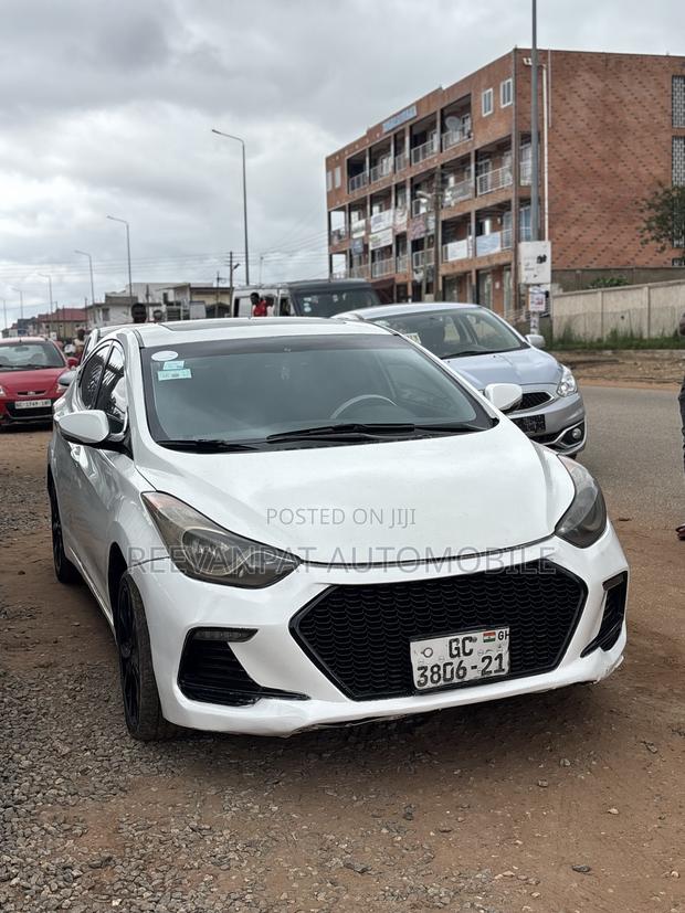 Hyundai Elantra Limited Sedan FWD (1.8L 4cyl 6A) 2013 White