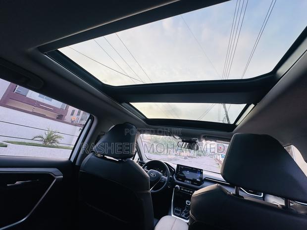 Toyota RAV4 XLE Premium 2025 White