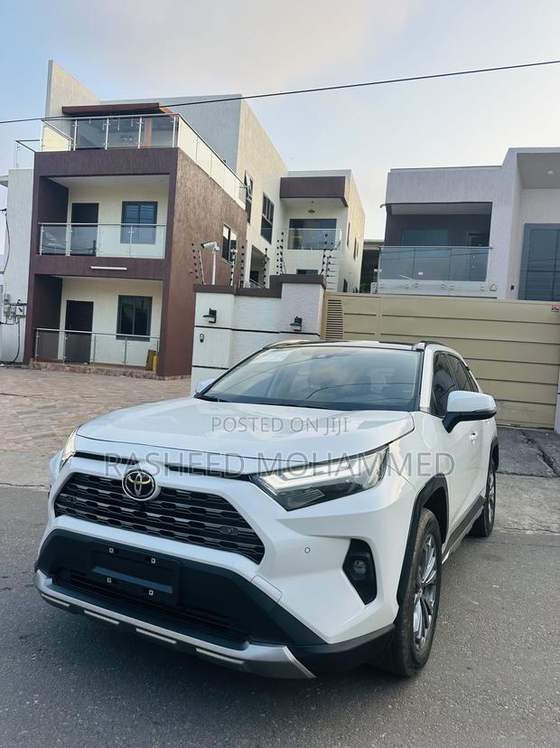 Toyota RAV4 XLE Premium 2025 White