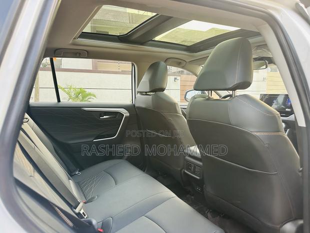 Toyota RAV4 XLE Premium 2025 White