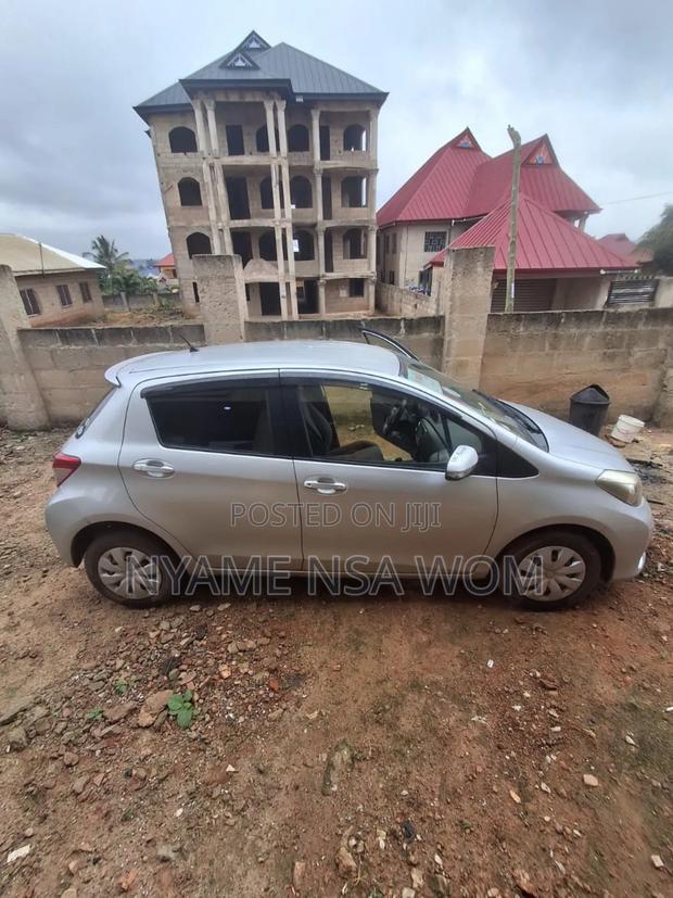 Toyota Vitz 2014 Silver