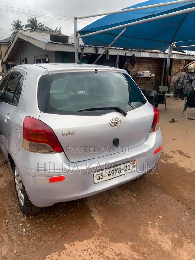 Toyota Vitz 2011 Silver