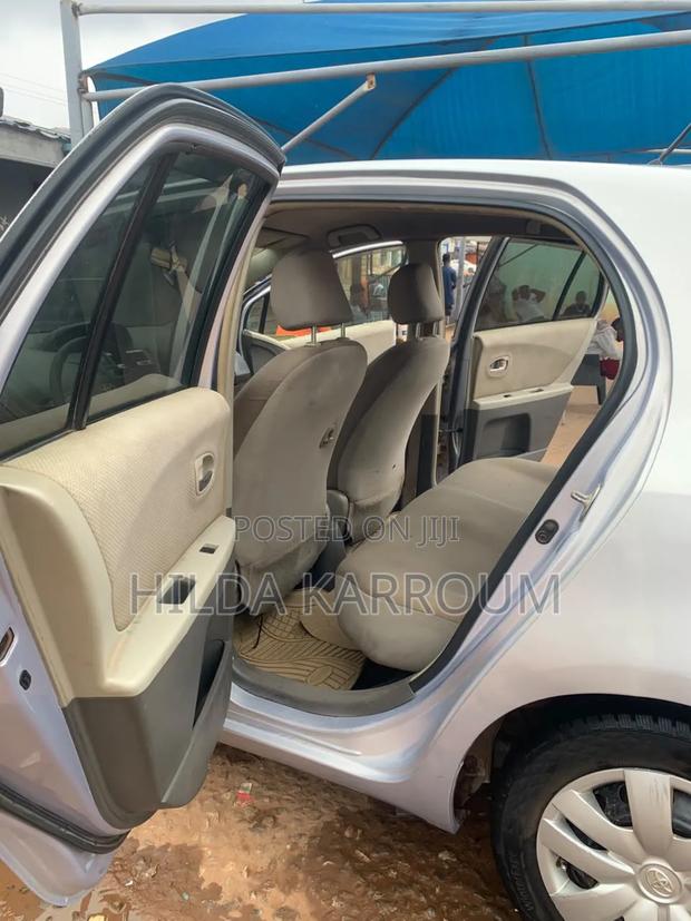 Toyota Vitz 2011 Silver