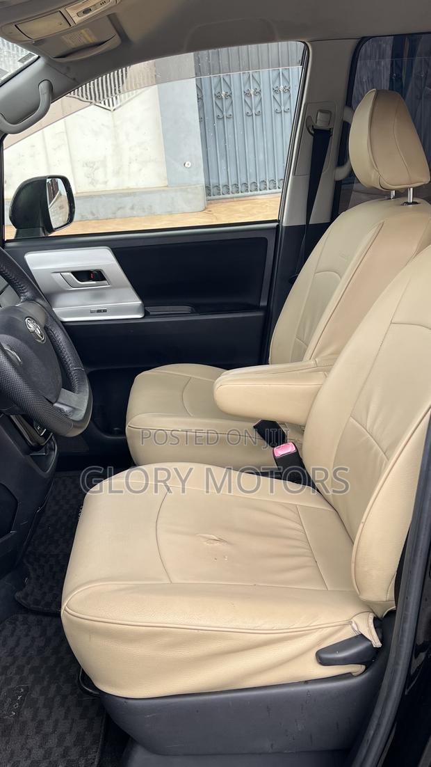 Toyota Voxy X 4WD 8-Seater 2013 Off white