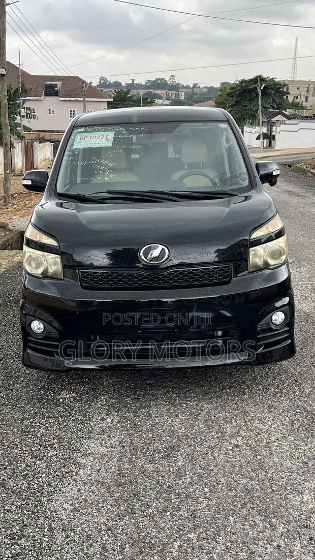 Toyota Voxy X 4WD 8-Seater 2013 Off white