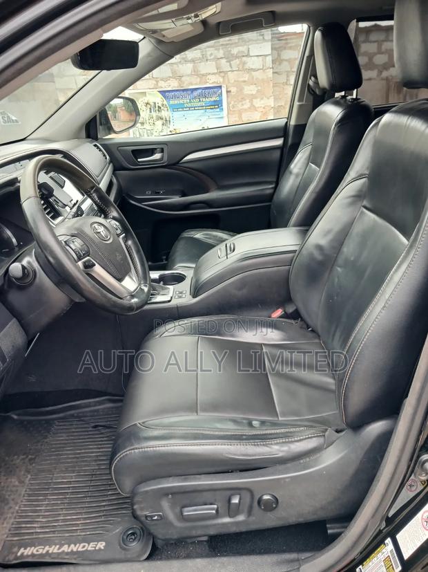 Toyota Highlander LE 4x4 V6 (3.5L 6cyl 8A) 2018 Black