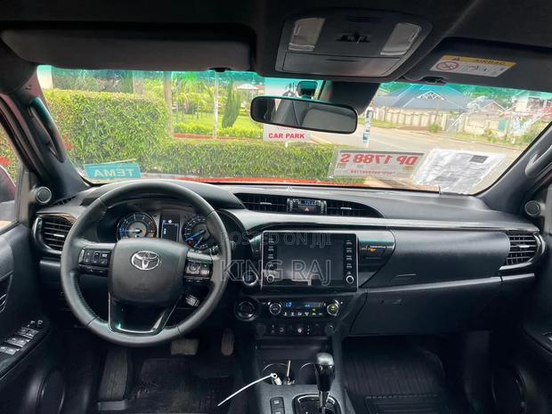 Toyota Hilux 2023 Red