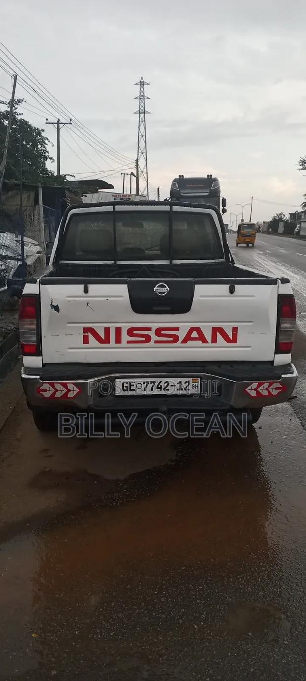 Nissan Hardbody 2010 White