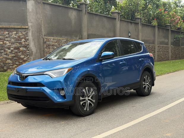 Toyota RAV4 LE 4dr SUV (2.5L 4cyl 6A) 2018 Blue