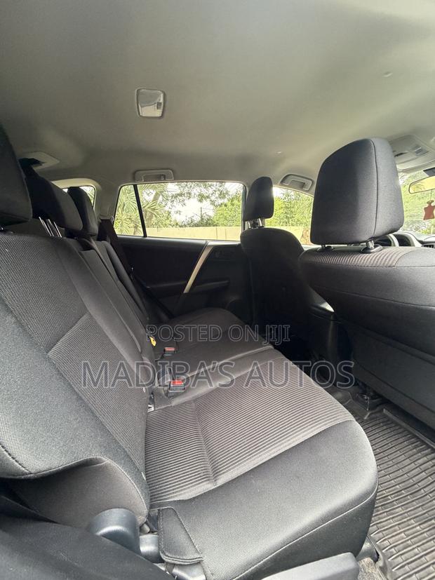 Toyota RAV4 LE 4dr SUV (2.5L 4cyl 6A) 2018 Blue