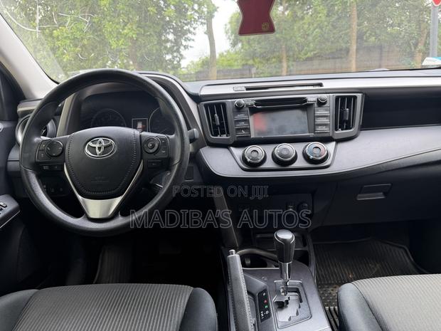 Toyota RAV4 LE 4dr SUV (2.5L 4cyl 6A) 2018 Blue