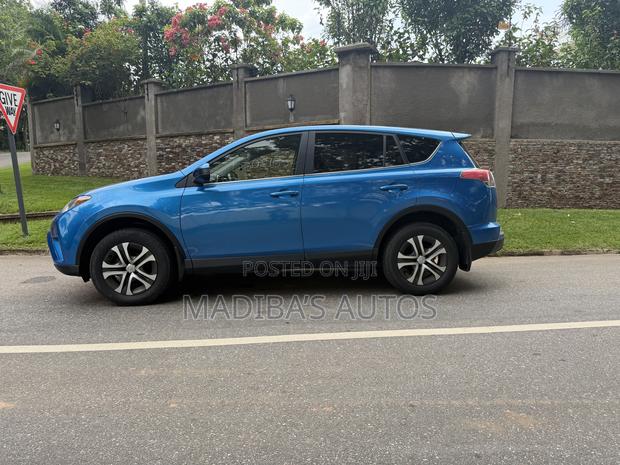 Toyota RAV4 LE 4dr SUV (2.5L 4cyl 6A) 2018 Blue