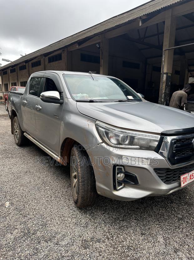 Toyota Hilux Revo Double Cab Petrol 2.7 AWD 2019 Gray