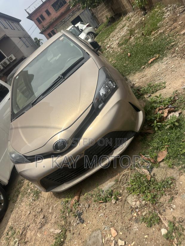 Toyota Vitz 1.3 FWD 5dr 2015 Gray